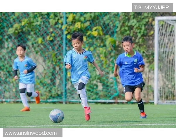 足球之星闪耀赛场技艺超群引领风潮激励无数年轻梦想追逐者 足球之星闪耀赛场技艺超群引领风潮激励无数年轻梦想追逐者