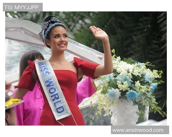 足球明星齐聚北海激情踢球展现风采引发球迷热烈追捧 足球明星齐聚北海激情踢球展现风采引发球迷热烈追捧